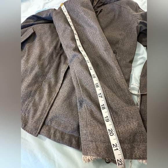 Cabela’s  Women’s Sherpa Lined Grey Hooded Parka. Full Zip. Horn Toggle. - Picture 8 of 14